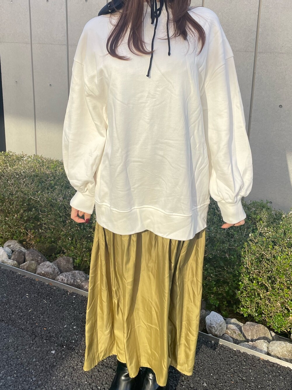 ホワイト系のワンピース、ブラック系のニットキャップ/ビーニーを着用したレディースの冬コーディネートの7枚目の写真