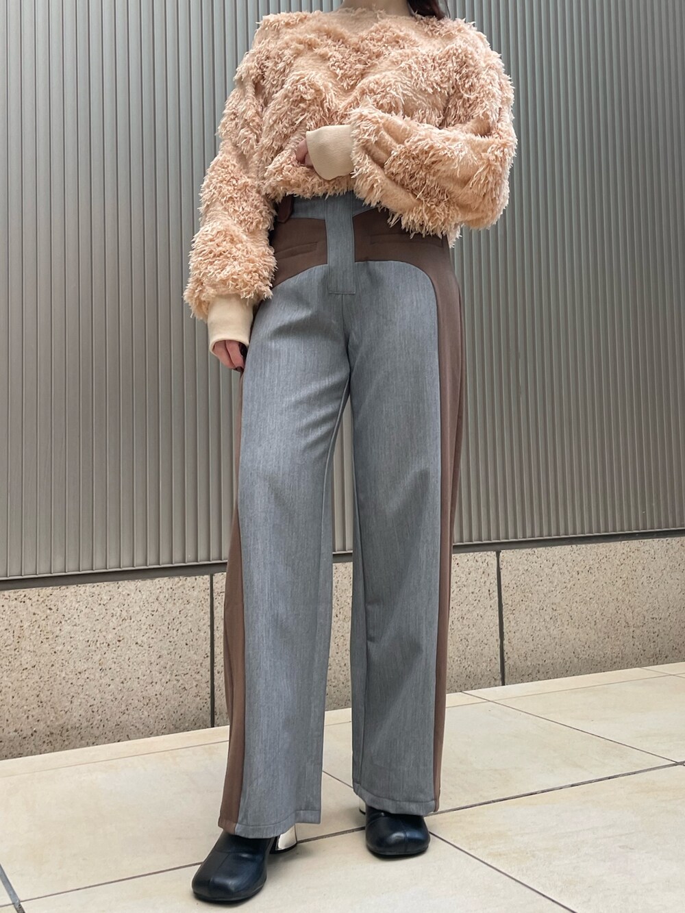 ベージュ系のニット/セーター、イエロー系のその他パンツを着用したレディースの冬コーディネートの2枚目の写真