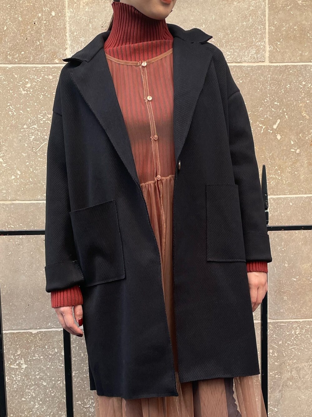 ベージュ系のワンピース、レッド系のニット/セーター、ブラック系のその他アウターを着用したレディースの秋コーディネートの9枚目の写真