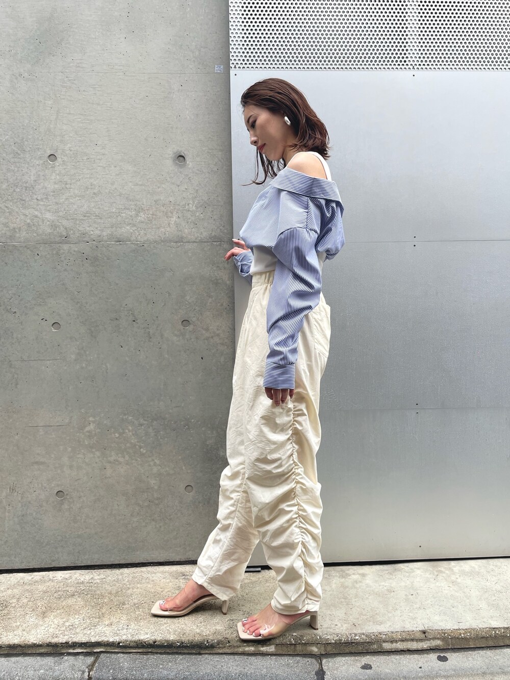 ホワイト系のその他パンツ、ホワイト系のTシャツ/カットソーを着用したレディースの夏コーディネートの3枚目の写真