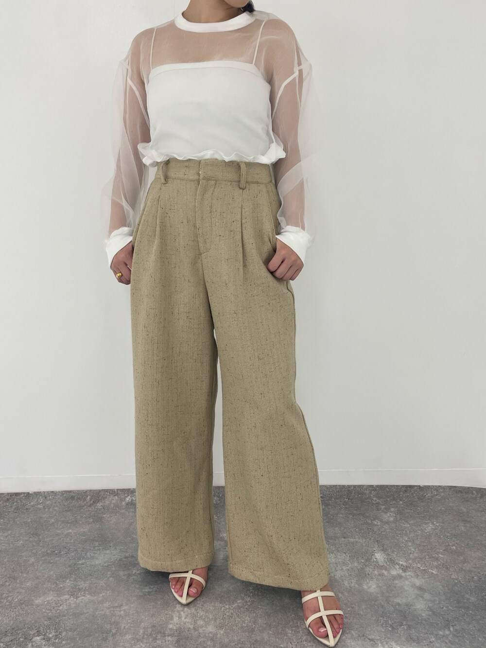 ベージュ系のその他パンツを着用したレディースの秋コーディネートの2枚目の写真