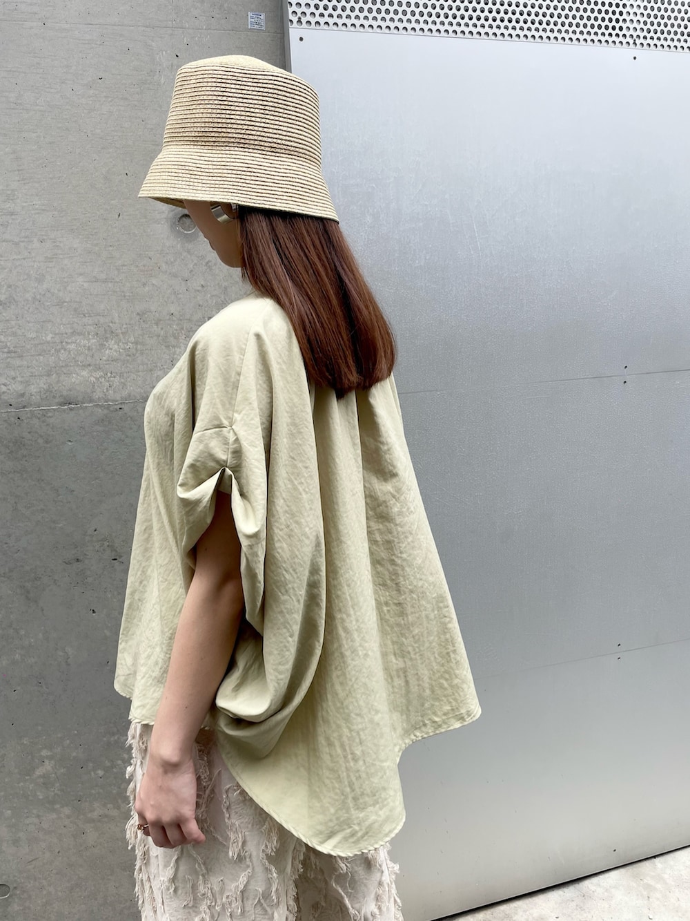 シルバー系のパンプス、ホワイト系のその他パンツ、ベージュ系のハットを着用したレディースの春コーディネートの3枚目の写真