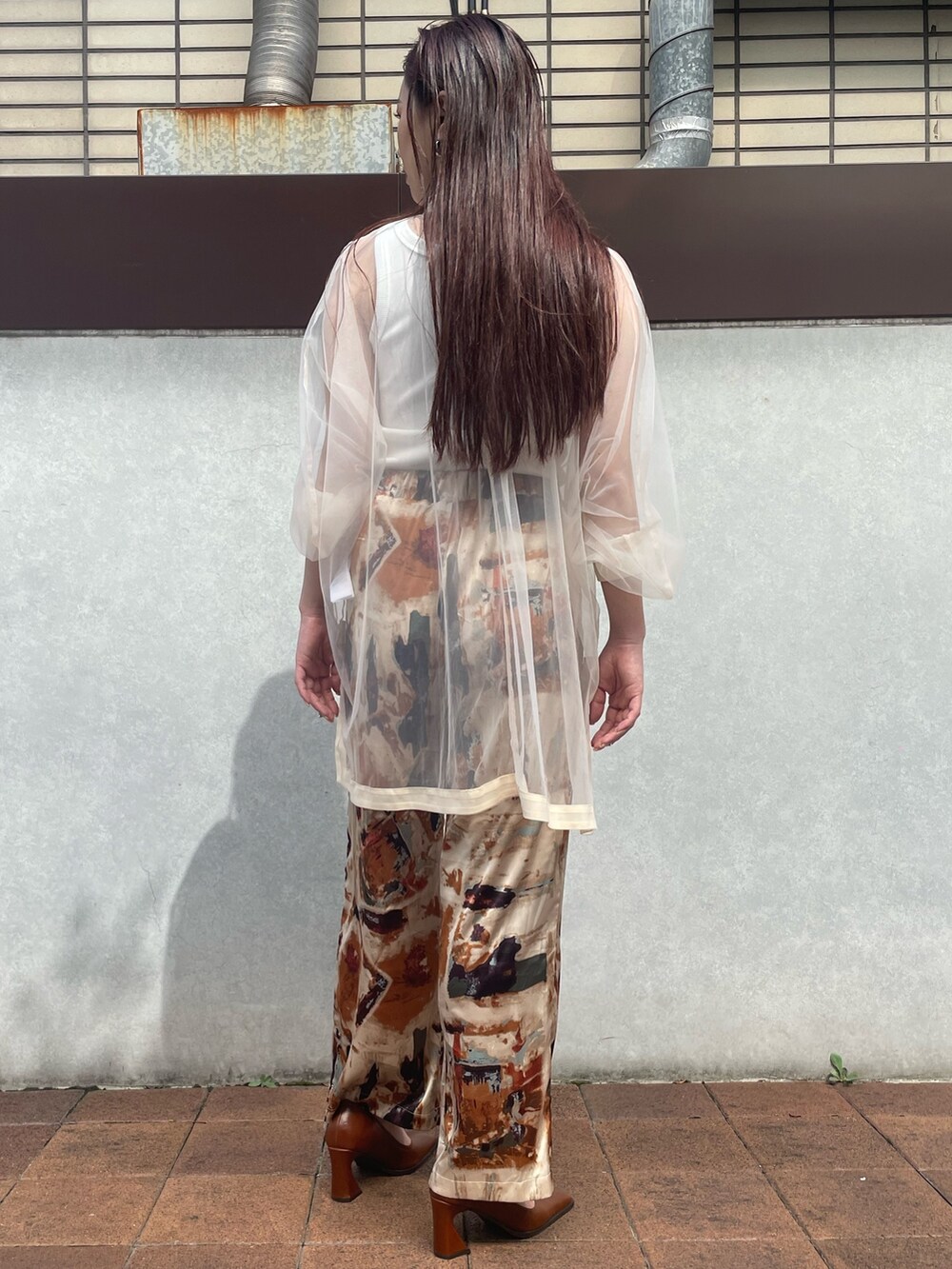 ホワイト系のシャツ/ブラウス、ベージュ系のその他パンツを着用したレディースの秋コーディネートの5枚目の写真