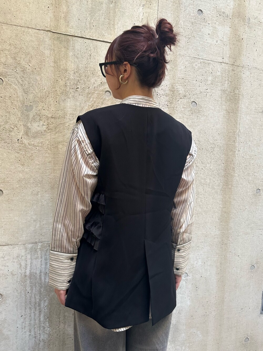 ホワイト系のシャツ/ブラウス、ブラック系のベストを着用したレディースの春コーディネートの3枚目の写真