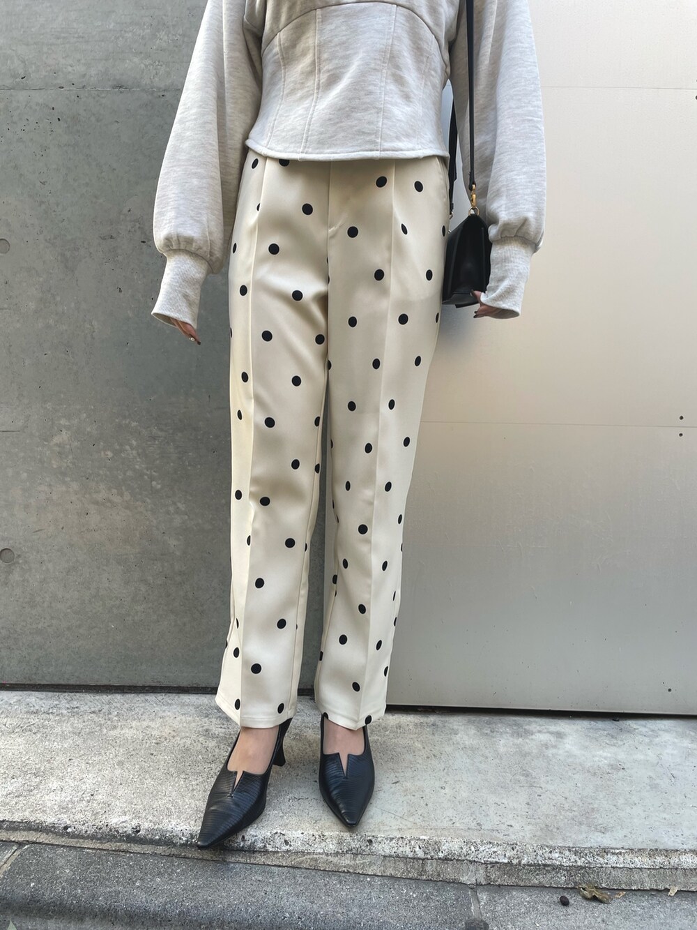 グレー系のスウェットを着用したレディースの春コーディネートの5枚目の写真