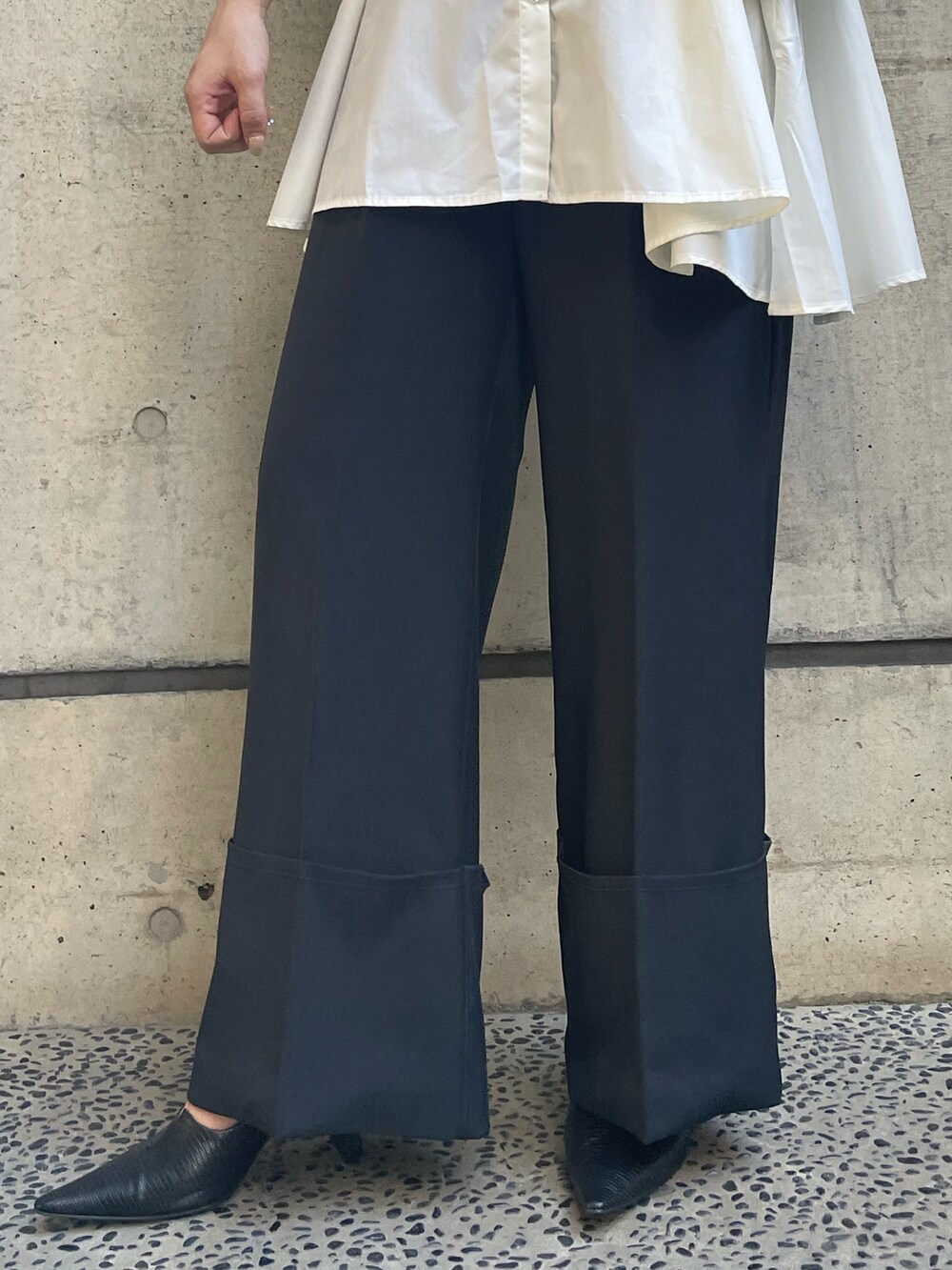 ブラック系のその他パンツを着用したレディースの冬コーディネートの7枚目の写真