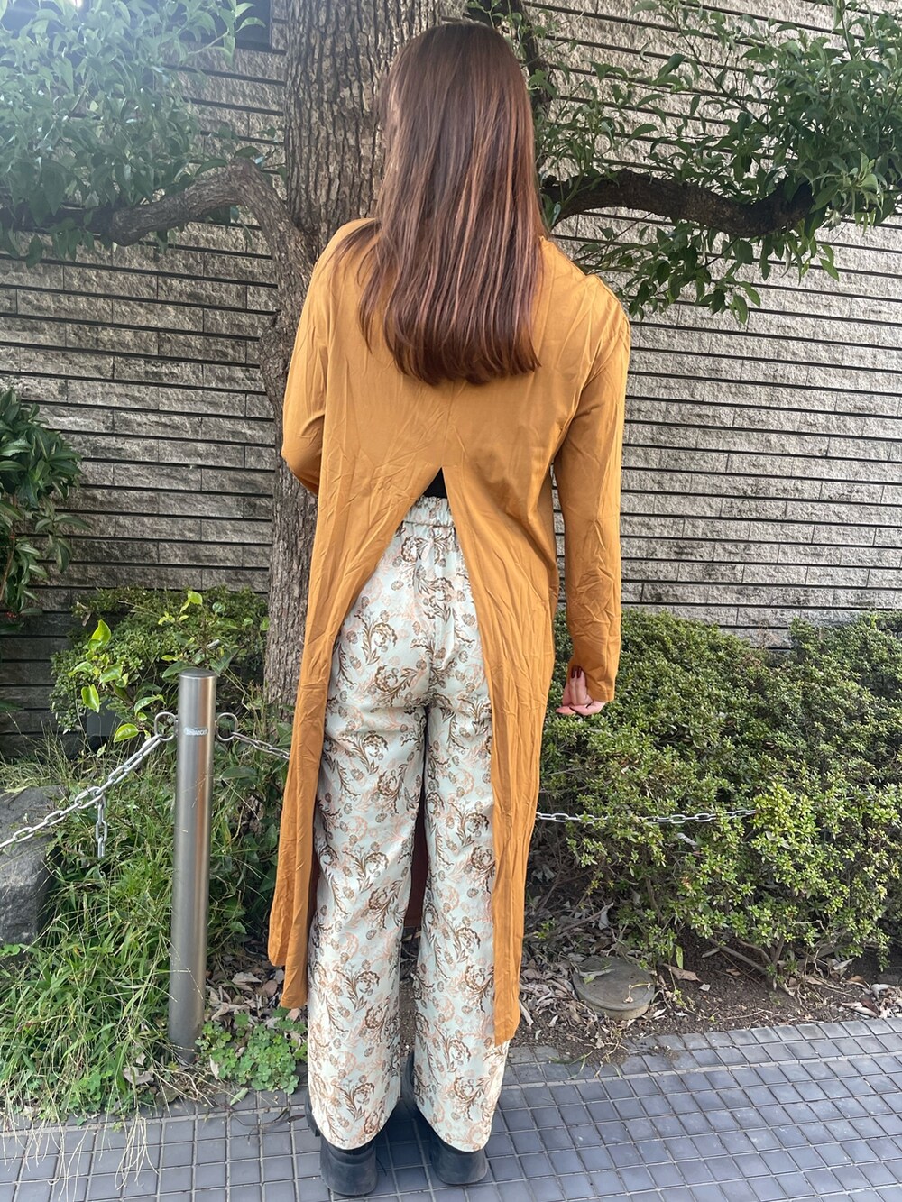 イエロー系のTシャツ/カットソー、イエロー系のその他パンツを着用したレディースの冬コーディネートの8枚目の写真