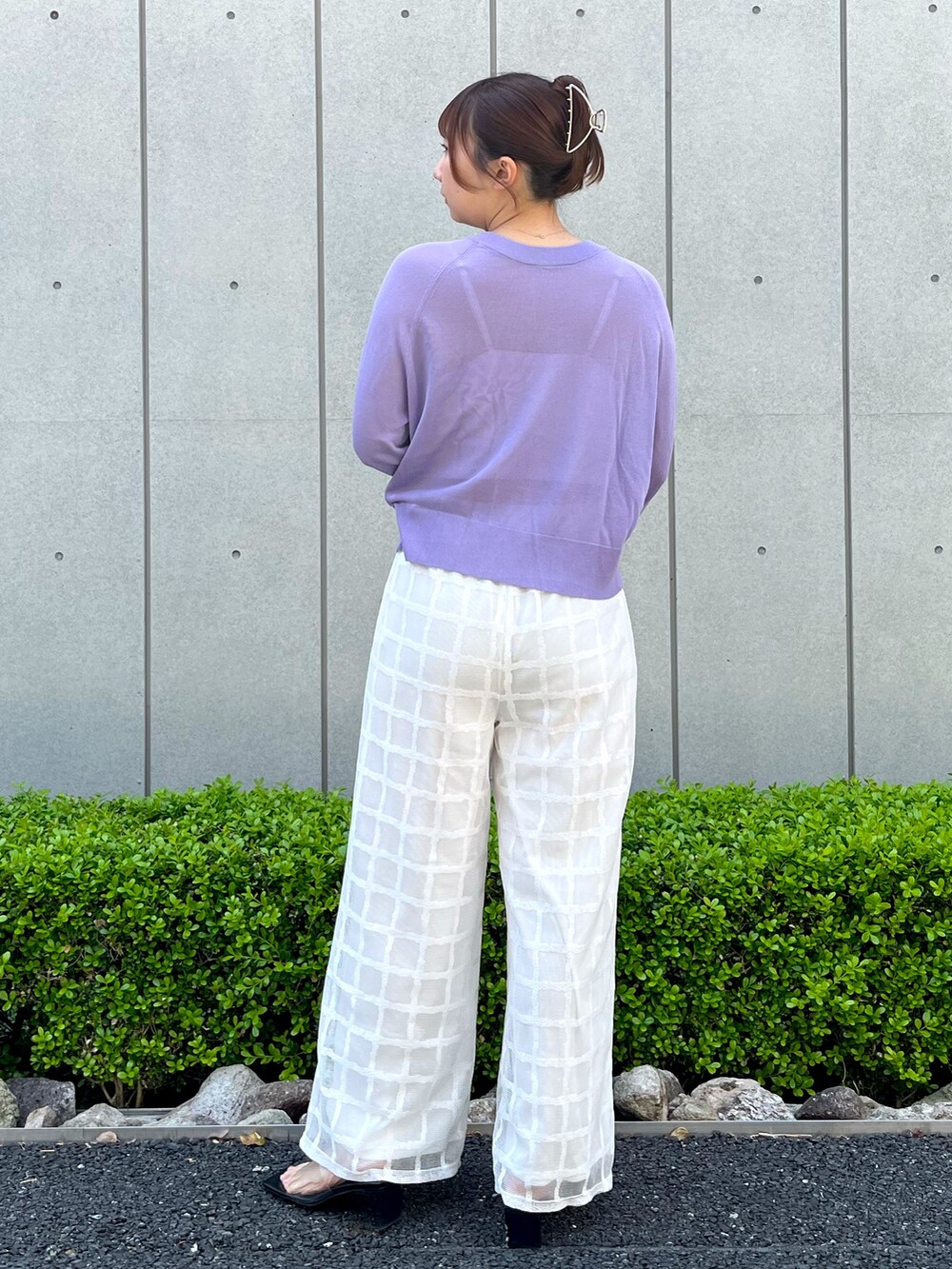パープル系のカーディガン/ボレロ、ホワイト系のその他パンツを着用したレディースの春コーディネートの2枚目の写真