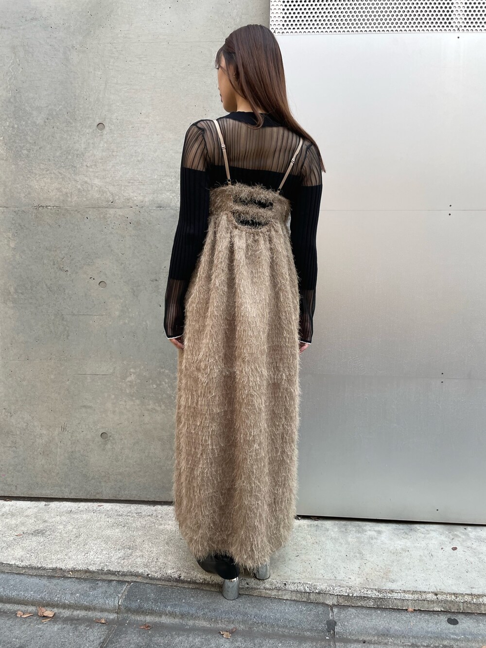 ブラック系のブーツ、ブラック系のショルダーバッグ、ベージュ系のワンピースを着用したレディースの冬コーディネートの2枚目の写真