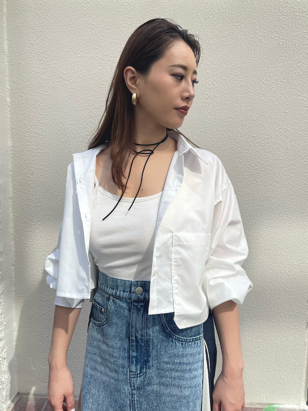 ホワイト系のスニーカー、ホワイト系のシャツ/ブラウス、ホワイト系のキャミソールを着用したレディースの春コーディネートの2枚目の写真