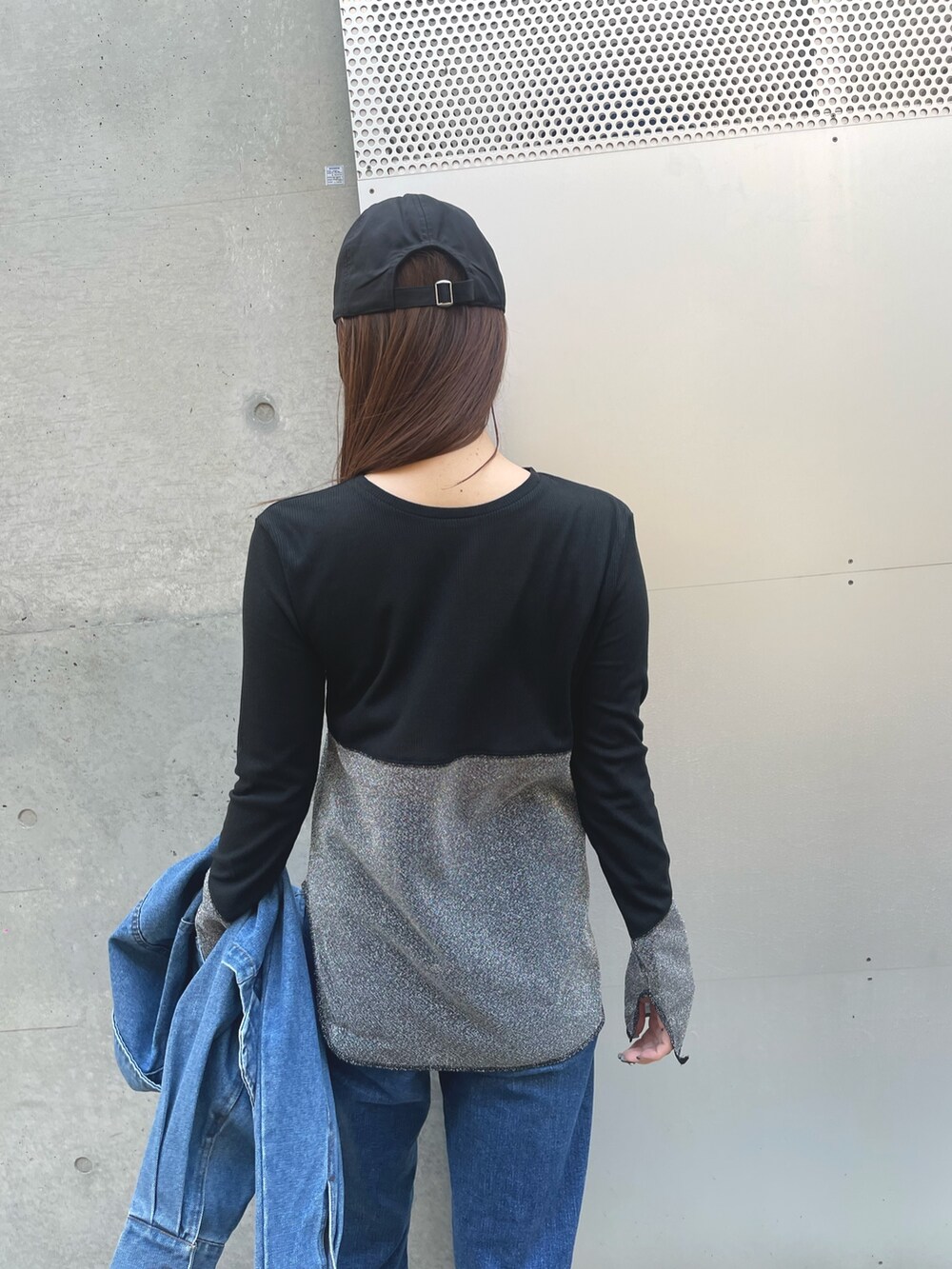 ブラック系のパンプス、ブルー系のデニムパンツ、ブラック系のTシャツ/カットソーを着用したレディースの春コーディネートの5枚目の写真