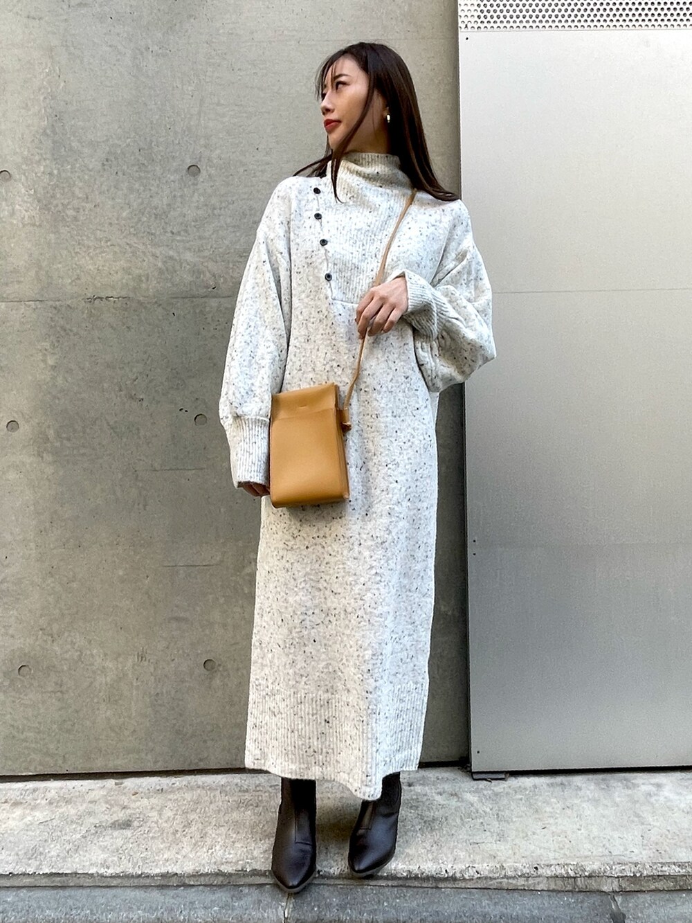 ホワイト系のワンピース、ベージュ系のショルダーバッグを着用したレディースの冬コーディネートの3枚目の写真