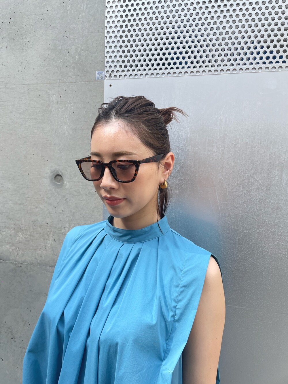 ブルー系のワンピース、ベージュ系のシューズ、ブラウン系のサングラスを着用したレディースの春コーディネートの2枚目の写真