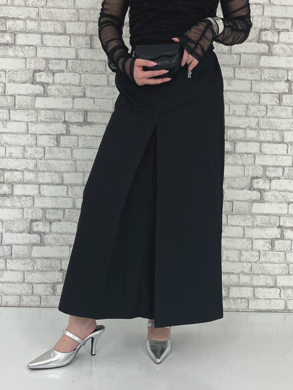 ブラック系のTシャツ/カットソー、ブラック系のスカートを着用したレディースの春コーディネートの4枚目の写真