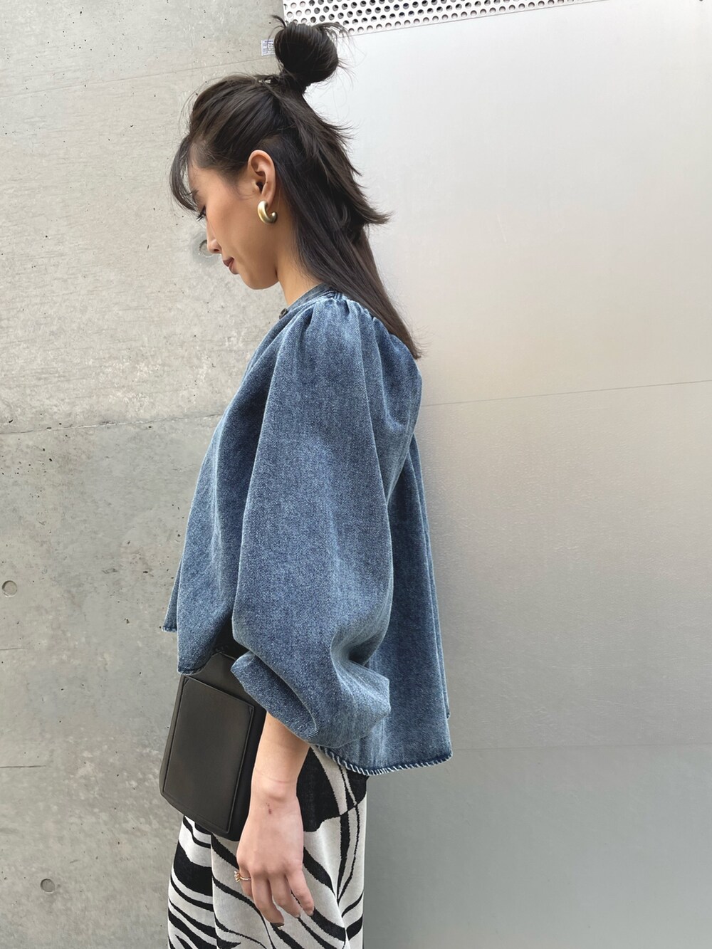 ブルー系のシャツ/ブラウス、ブラック系のその他パンツを着用したレディースの春コーディネートの4枚目の写真