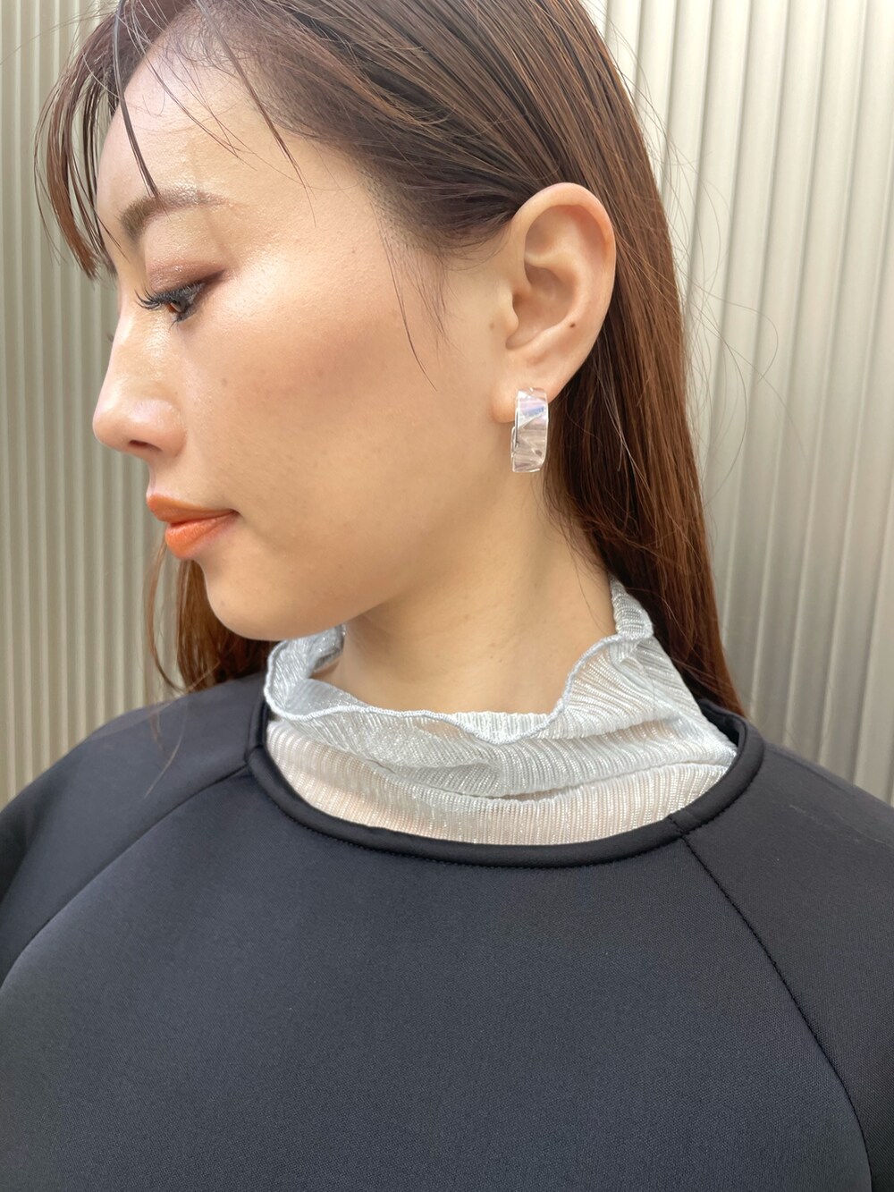 ブルー系のデニムパンツ、ブラック系のブーツ、シルバー系のTシャツ/カットソーを着用したレディースの冬コーディネートの5枚目の写真