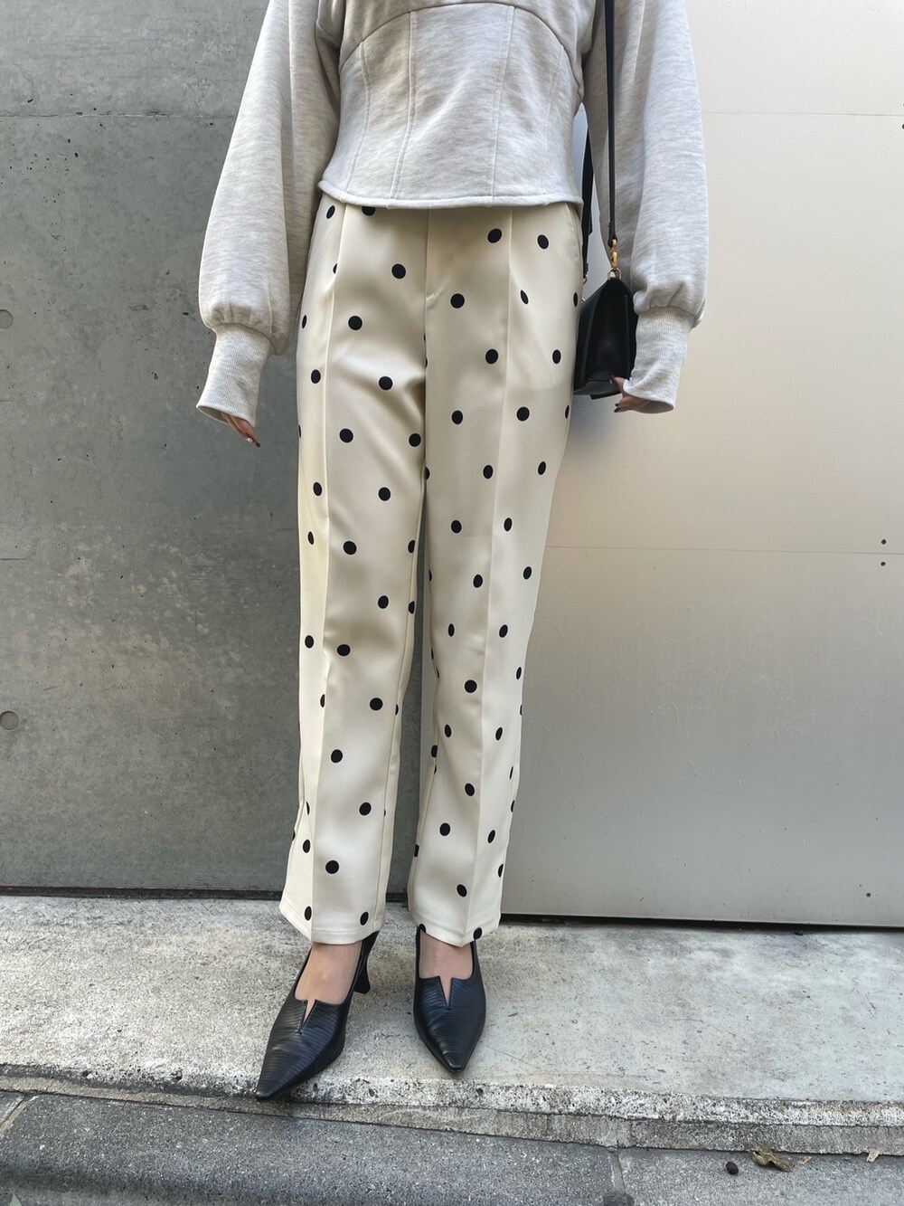 ホワイト系のその他パンツ、グレー系のスウェットを着用したレディースの春コーディネートの5枚目の写真