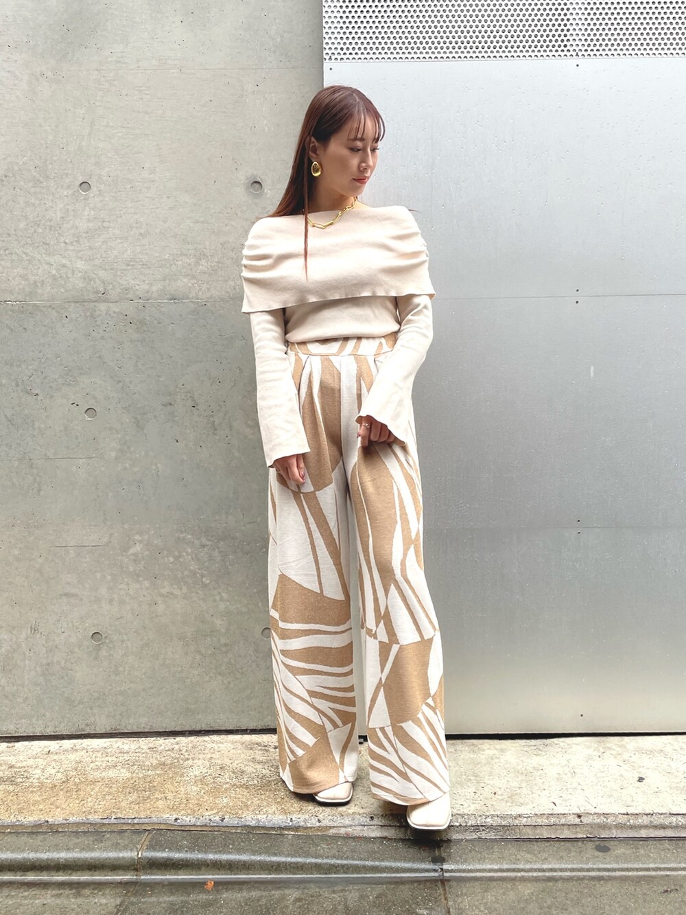 ベージュ系のトップス、ベージュ系のその他パンツを着用したレディースの冬コーディネートの2枚目の写真