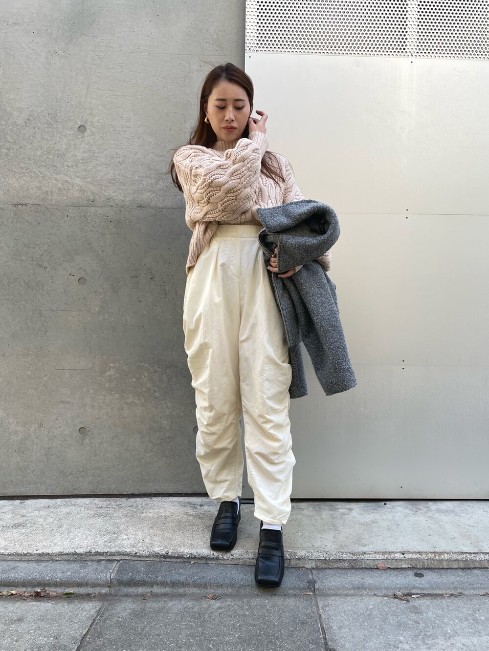 ベージュ系のニット/セーター、グレー系のジャケット/アウターを着用したレディースの春コーディネートの2枚目の写真