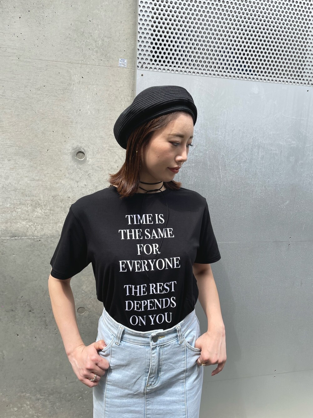 ブラック系のTシャツ/カットソー、ベージュ系のサンダル、ブラック系のハンチング/ベレー帽を着用したレディースの春コーディネートの2枚目の写真