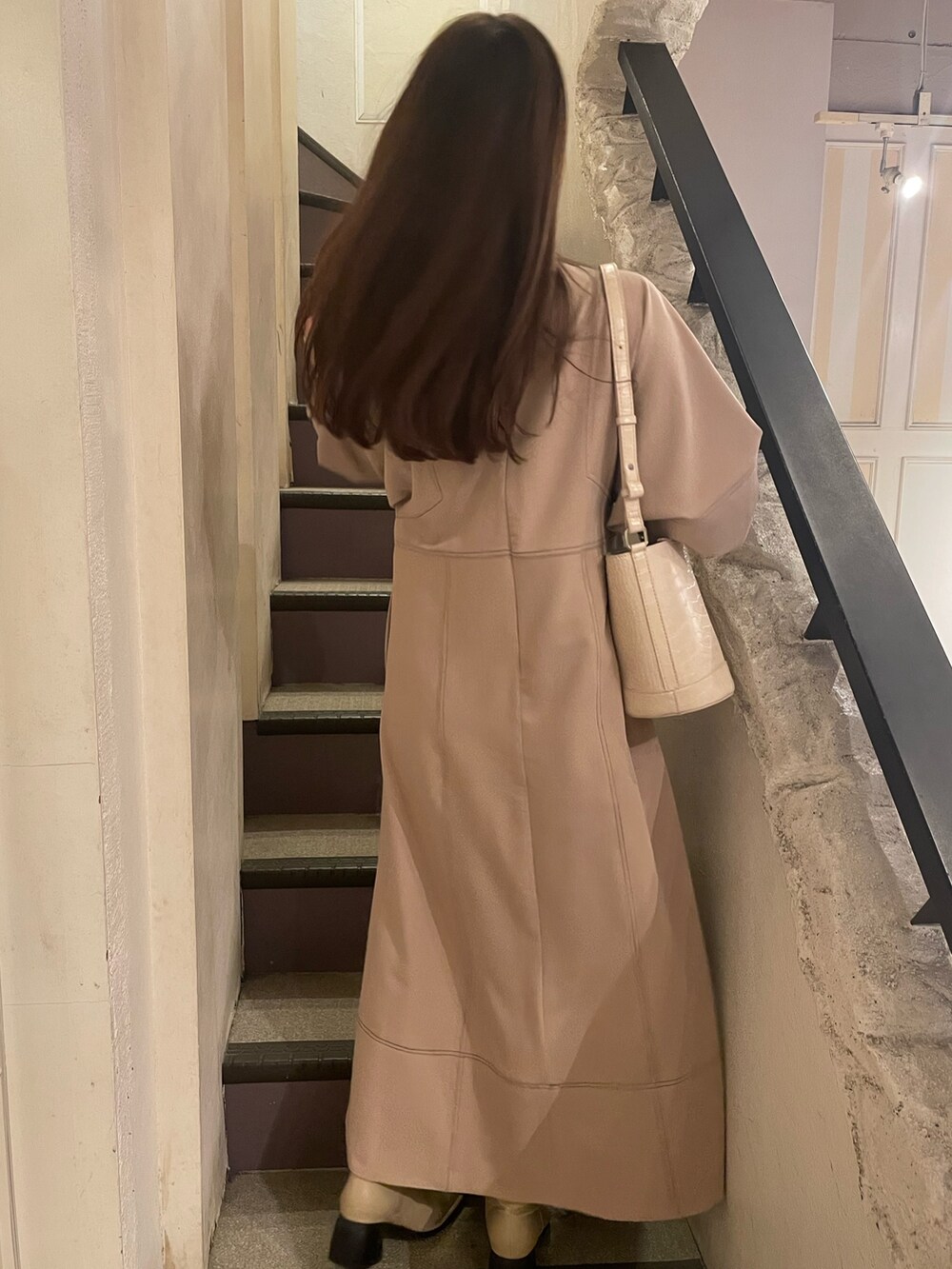 ホワイト系のショルダーバッグ、グレー系のワンピースを着用したレディースの冬コーディネートの6枚目の写真