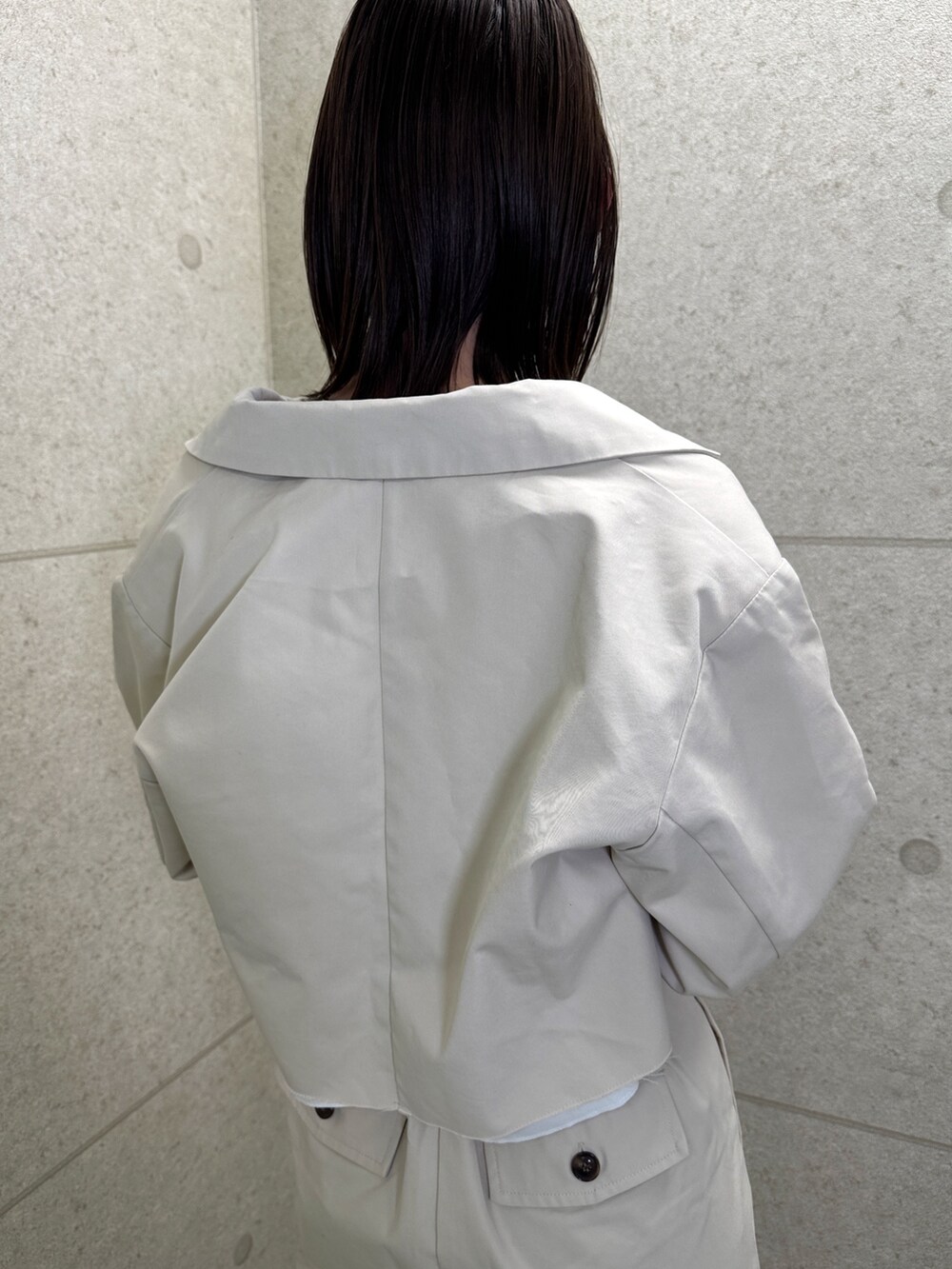 「ジャケット、テーラードジャケット、スカーフ、春色、春めき満開コーデ、春コーデ、お出かけコーデ、キレイめカジュアル、おでかけコーデ、大人かわいい、初春コーデ、甘めカジュアル、スカートスタイル、最近のいい感じコーデ、カラーコーデ」｜「Settimissimoの布帛 レイヤード ツイル ショート ジャケット（テーラードジャケット、ホワイト系）」を使った、Settimissimoさん（骨格ウェーブ・レディース・162cm）の春コーディネートの5枚目の写真