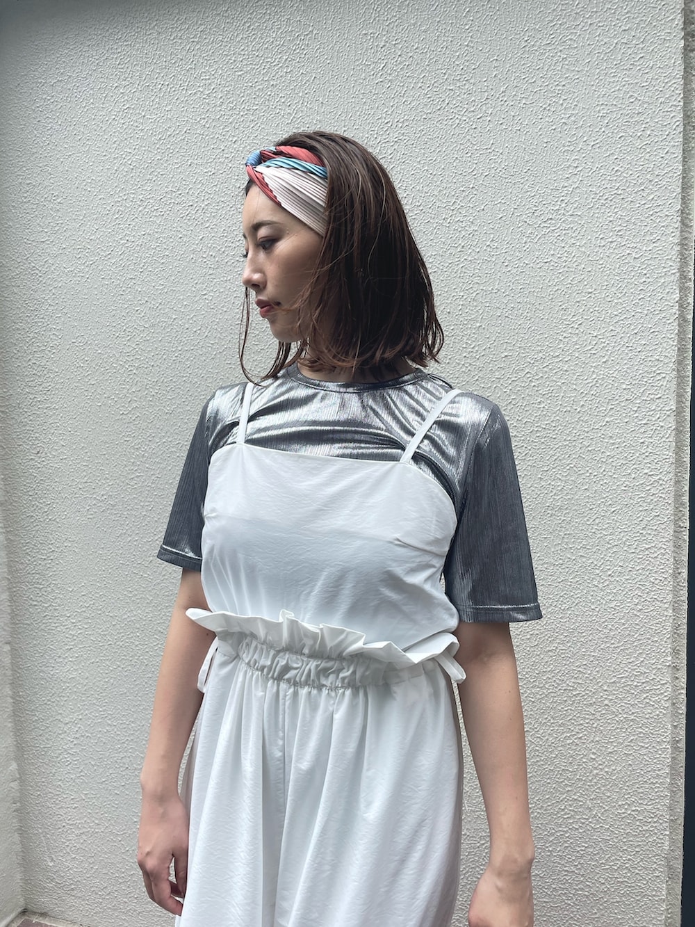 「Settimissimo、モード、大人カジュアル、カジュアルコーデ、大人かわいい、大人きれいめ、オールインワン、シルバー、ヘアバンド、つなぎ、モノトーン、雨の日コーデ、着回しコーデ、キレイめ、ゆるコーデ」｜「Settimissimoのパネル柄 プリーツスカーフ（ストール/ショール、ベージュ系）」を使った、Settimissimoさん（レディース・160cm）の夏コーディネートの4枚目の写真