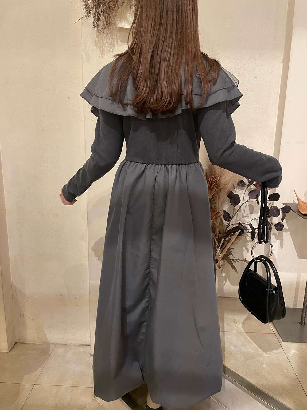 グレー系のワンピースを着用したレディースの秋コーディネートの2枚目の写真