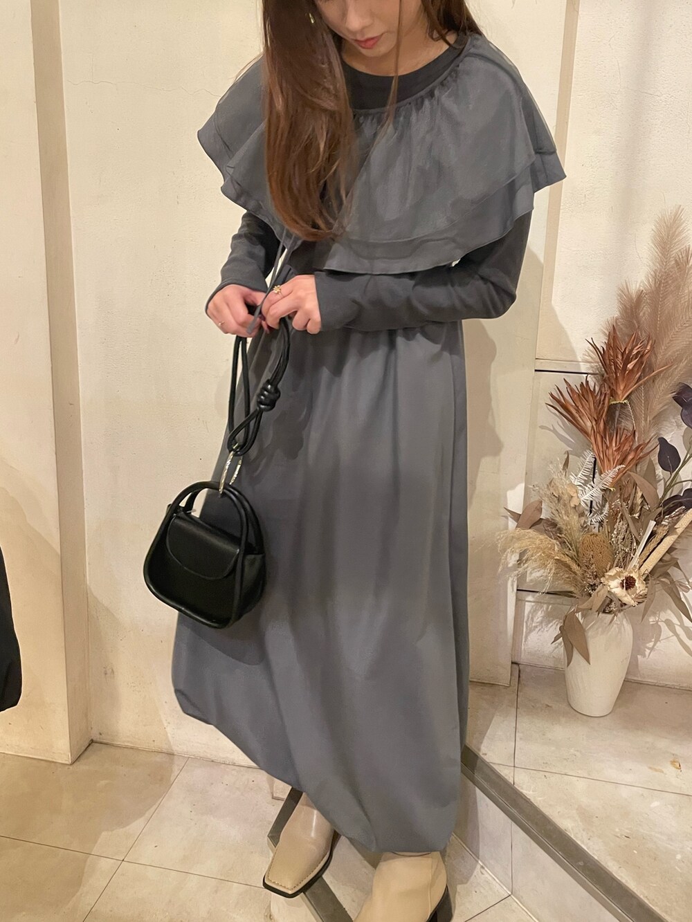 グレー系のワンピースを着用したレディースの秋コーディネートの8枚目の写真