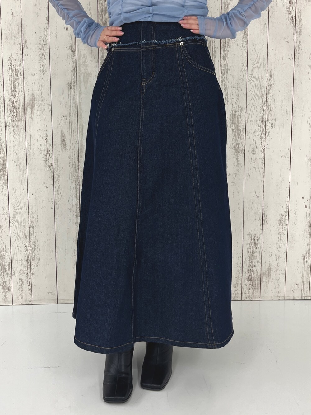 ブルー系のTシャツ/カットソー、ブルー系のスカートを着用したレディースの春コーディネートの4枚目の写真