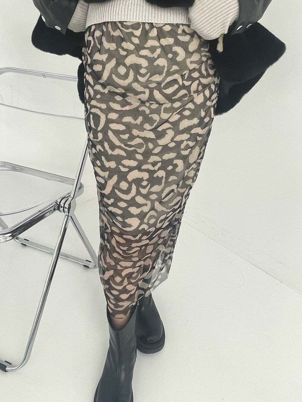 ブラック系のスカート、ベージュ系のストール/ショールを着用したレディースの冬コーディネートの8枚目の写真