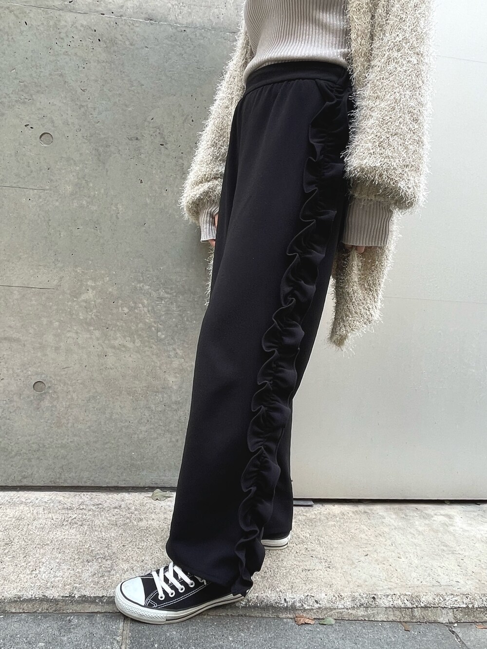 ブラック系のスニーカー、ブラック系のその他パンツを着用したレディースの春コーディネートの4枚目の写真