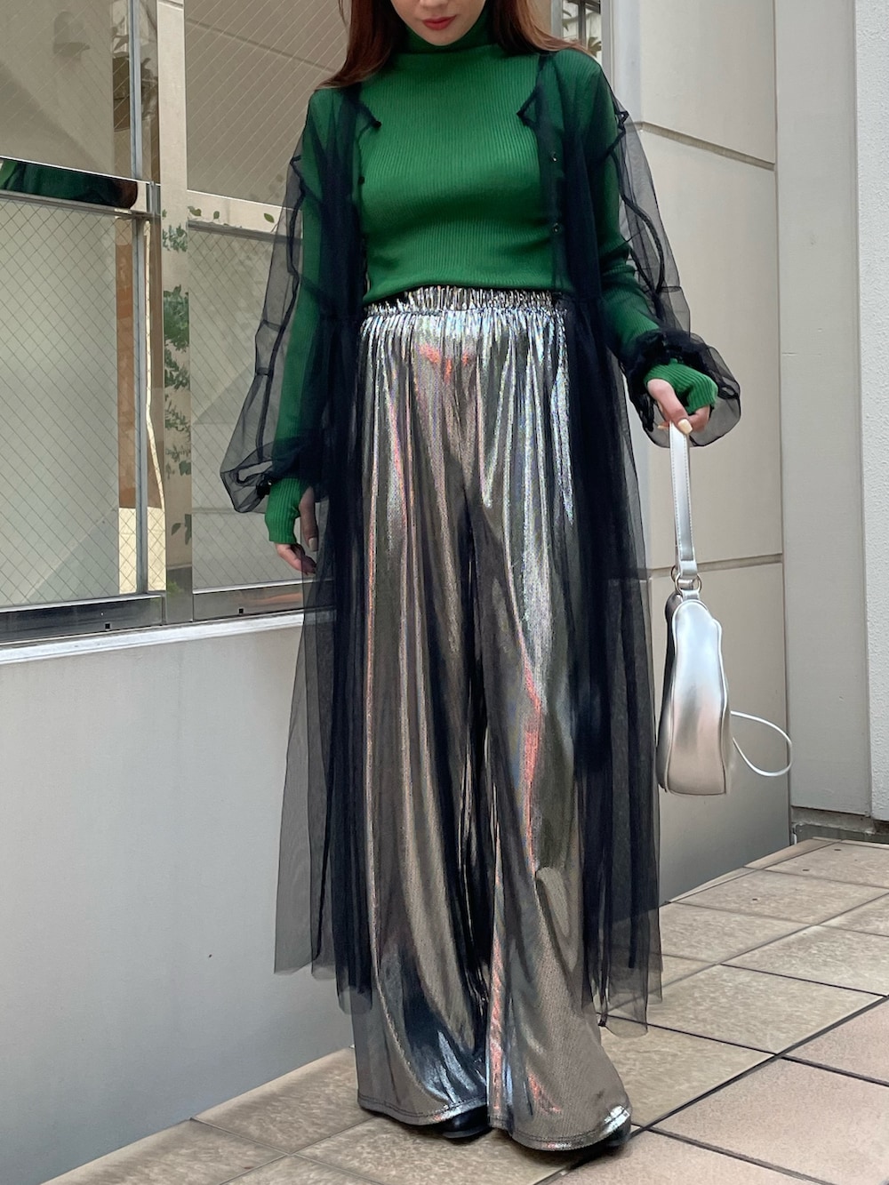 シルバー系のその他パンツ、シルバー系のショルダーバッグ、ブラック系のワンピースを着用したレディースの冬コーディネートの4枚目の写真