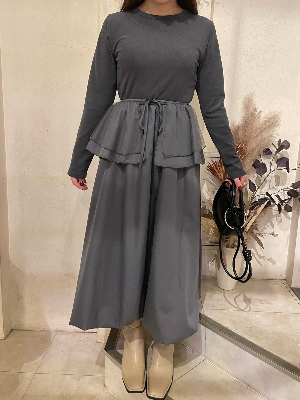 グレー系のワンピースを着用したレディースの秋コーディネートの10枚目の写真