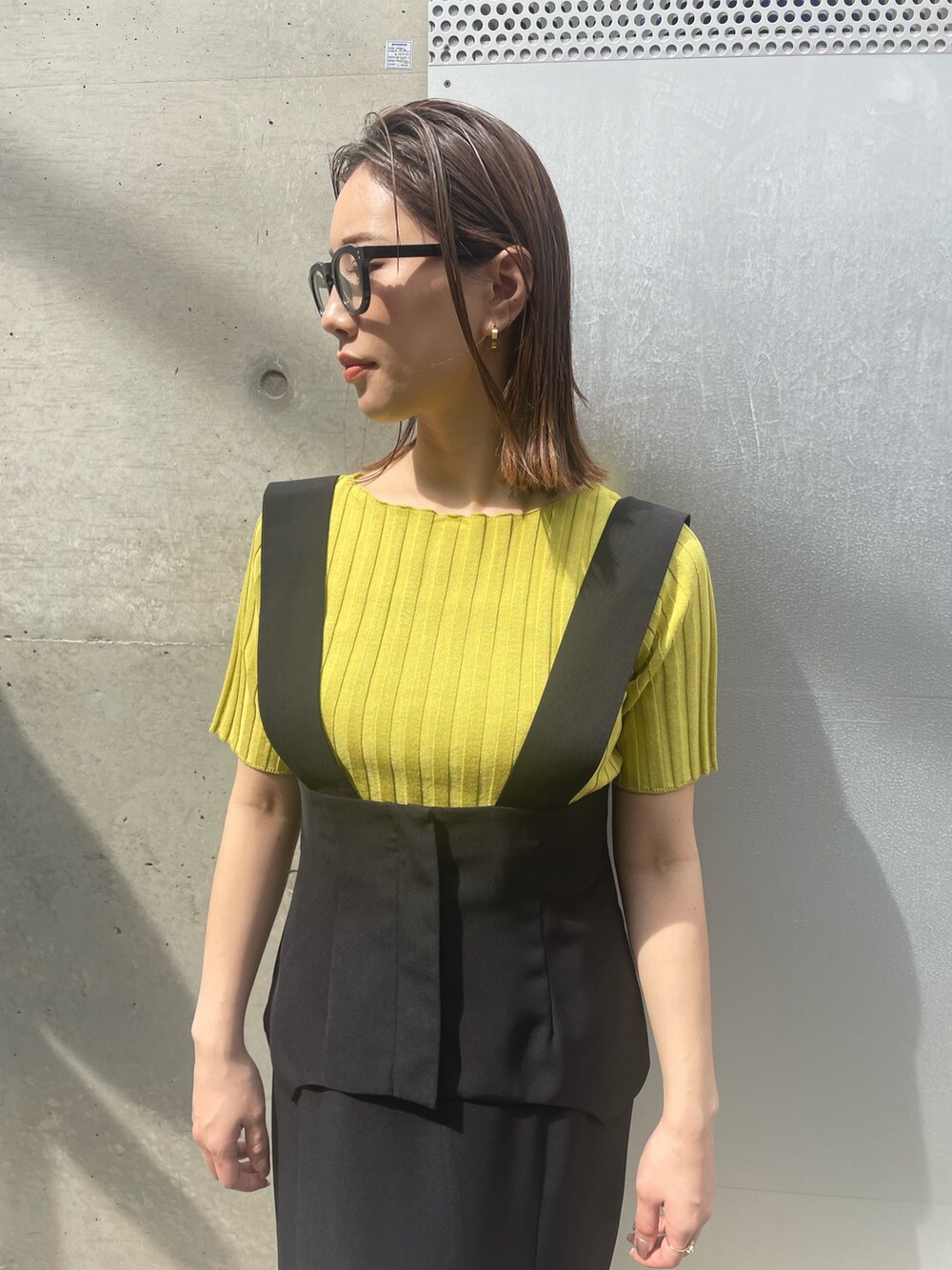 ブルー系のスカート、ブラック系のTシャツ/カットソー、その他のサングラスを着用したレディースの春コーディネートの2枚目の写真