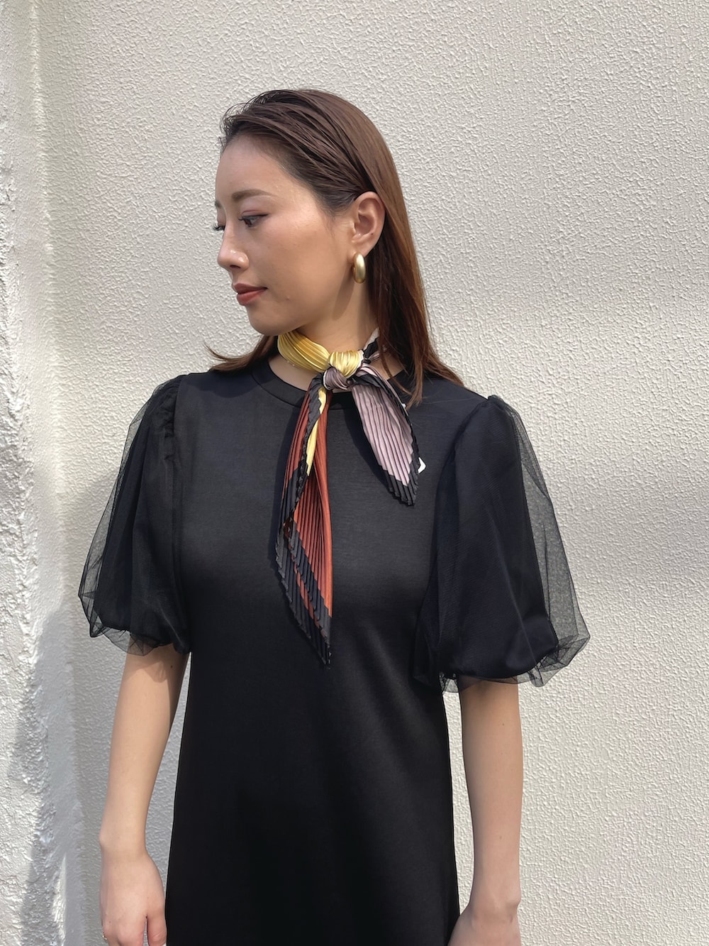 ブラック系のキャミソールを着用したレディースの春コーディネートの3枚目の写真