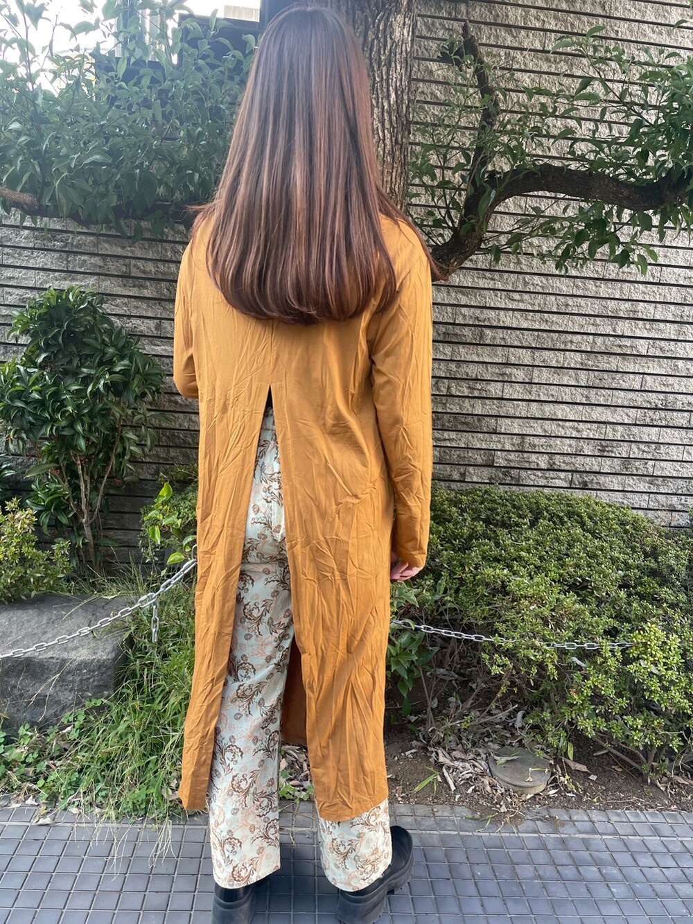 イエロー系のTシャツ/カットソー、イエロー系のその他パンツを着用したレディースの冬コーディネートの6枚目の写真
