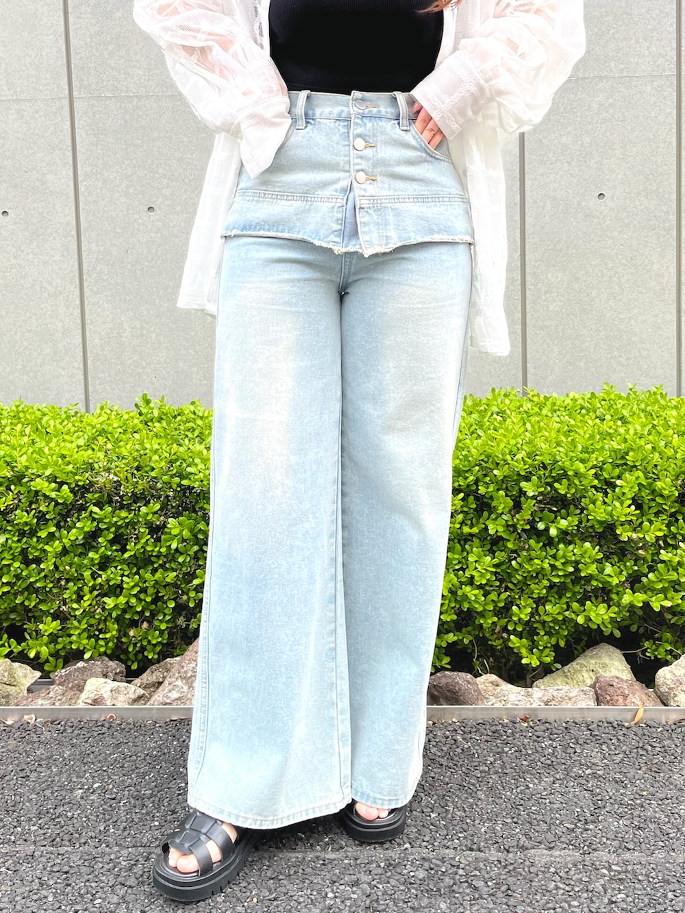 ホワイト系のシャツ/ブラウス、ブルー系のデニムパンツを着用したレディースの春コーディネートの4枚目の写真