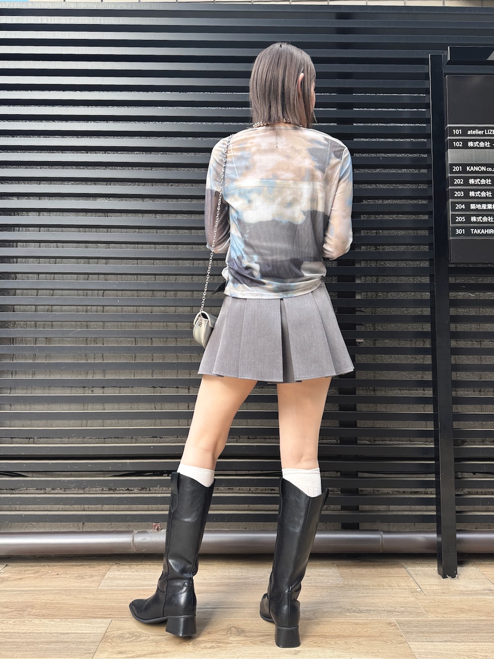 「大人カジュアル、モードコーデ、30代ファッション、ミニスカートコーデ、ロングブーツ、透け感トップス、グレートーン、クールコーデ、春色、春めき満開コーデ、淡色コーデ、トレンチコート、休日スタイル、デートコーデ、ミニスカート」｜「Settimissimoのニュアンスプリント シアー クルーネック プルオーバー（Tシャツ/カットソー、ブルー系）」を使った、Settimissimoさん（骨格ウェーブ・レディース・162cm）の春コーディネートの2枚目の写真