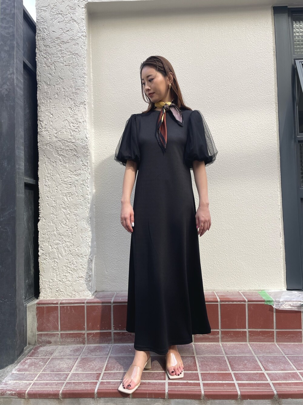 ブラック系のキャミソールを着用したレディースの春コーディネートの2枚目の写真