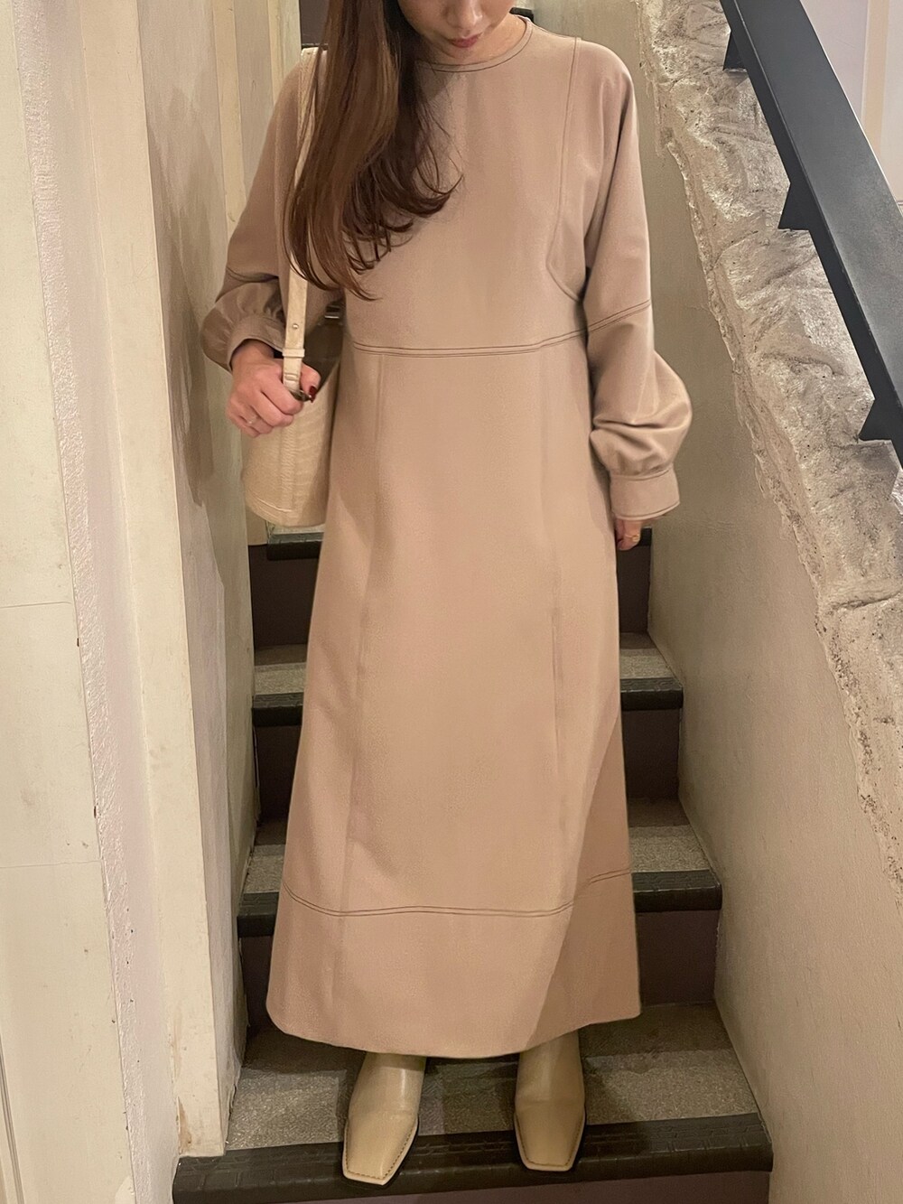 ホワイト系のショルダーバッグ、グレー系のワンピースを着用したレディースの冬コーディネートの8枚目の写真