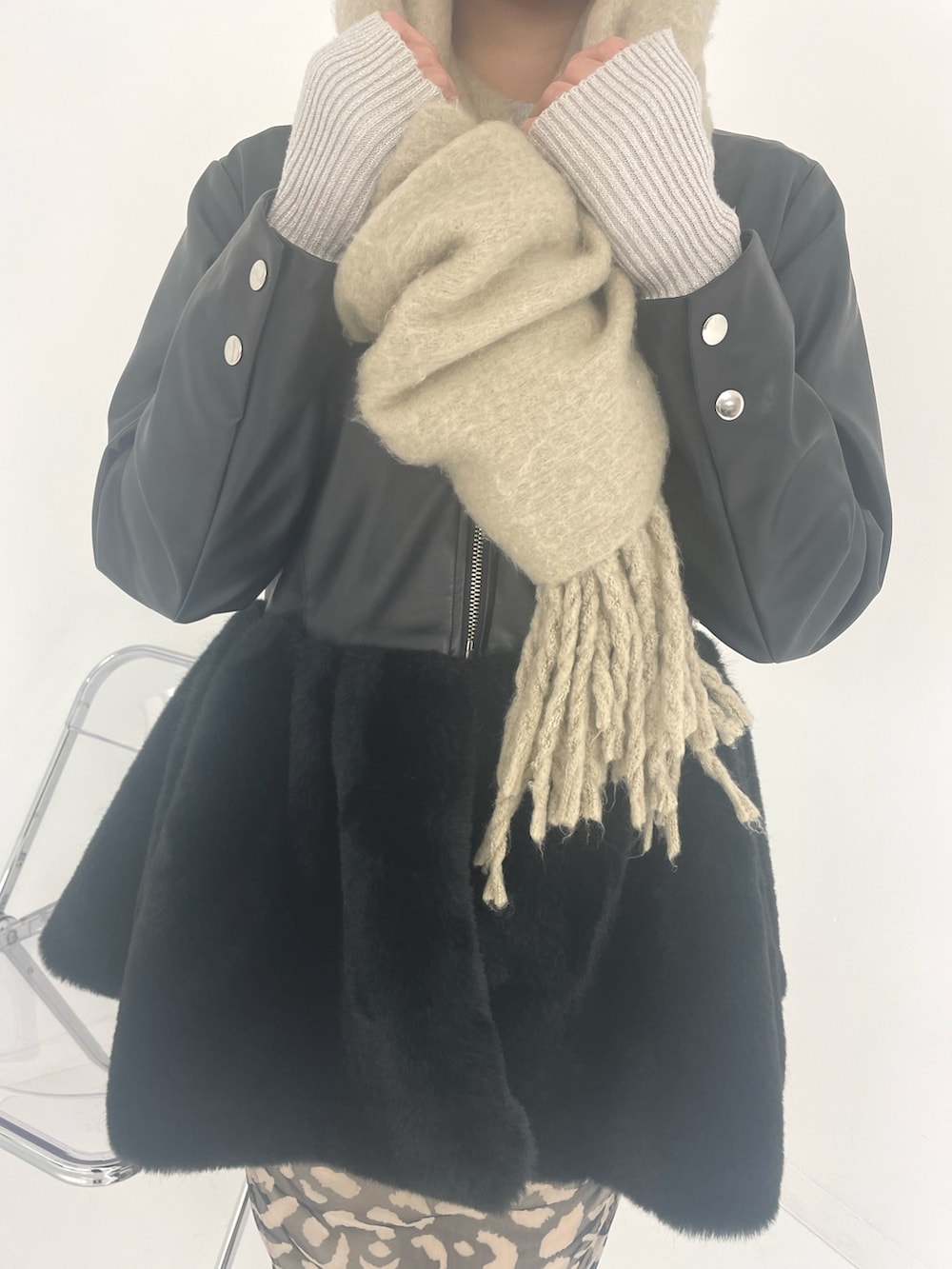 ブラック系のスカート、ベージュ系のストール/ショールを着用したレディースの冬コーディネートの7枚目の写真