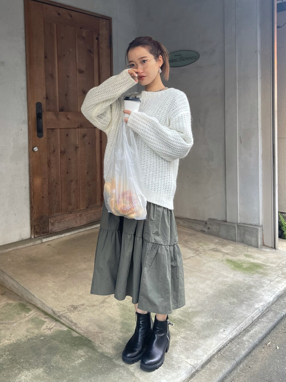 「レイヤードスタイル、ニットコーデ、ワンピース、低身長、低身長コーデ」｜「LASHIKUのLASHIKU-Low Gauge Loose Knit（ニット/セーター、ホワイト系）」を使った、猪鼻ちひろさん（レディース・150cm）の冬コーディネートの2枚目の写真