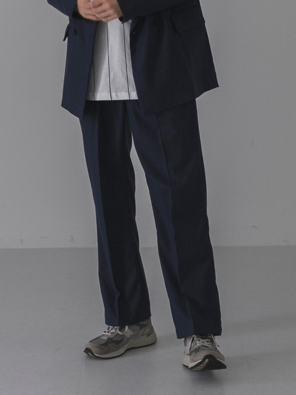 ブルー系のその他パンツ、その他のジャケット/アウター、グレー系のTシャツ/カットソーを着用したメンズの秋コーディネートの5枚目の写真