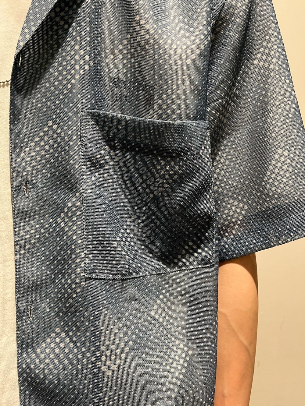 ブルー系のシャツ/ブラウス、グリーン系のその他パンツを着用したメンズの夏コーディネートの2枚目の写真