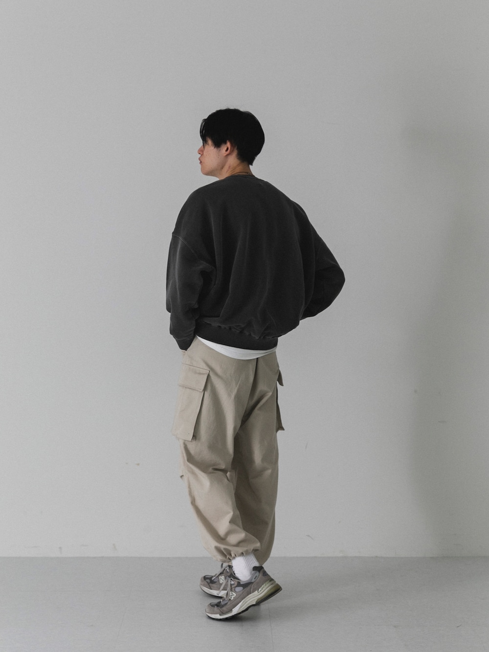 ベージュ系のその他パンツ、グレー系のスウェットを着用したメンズの冬コーディネートの2枚目の写真
