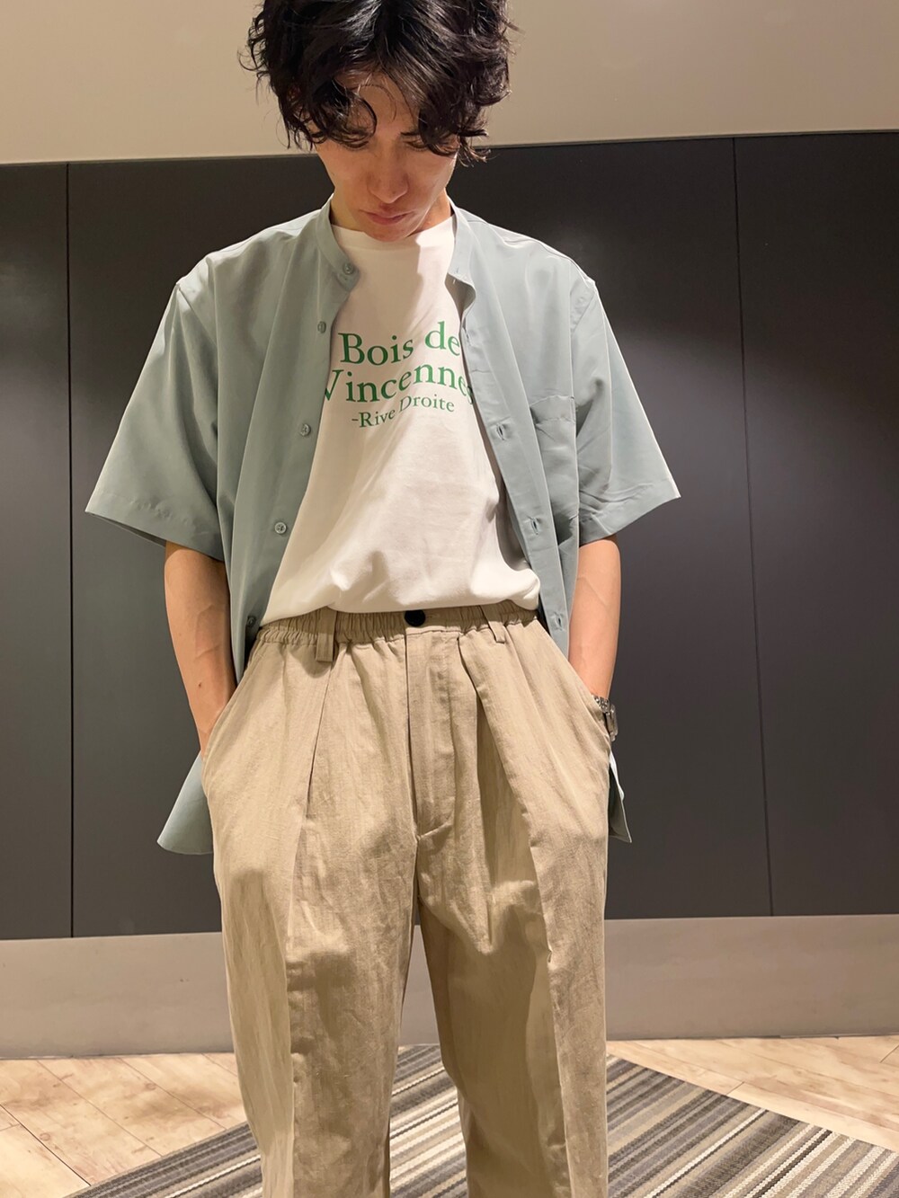 グリーン系のシャツ/ブラウス、ホワイト系のTシャツ/カットソー、ベージュ系のその他パンツを着用したメンズの春コーディネートの2枚目の写真