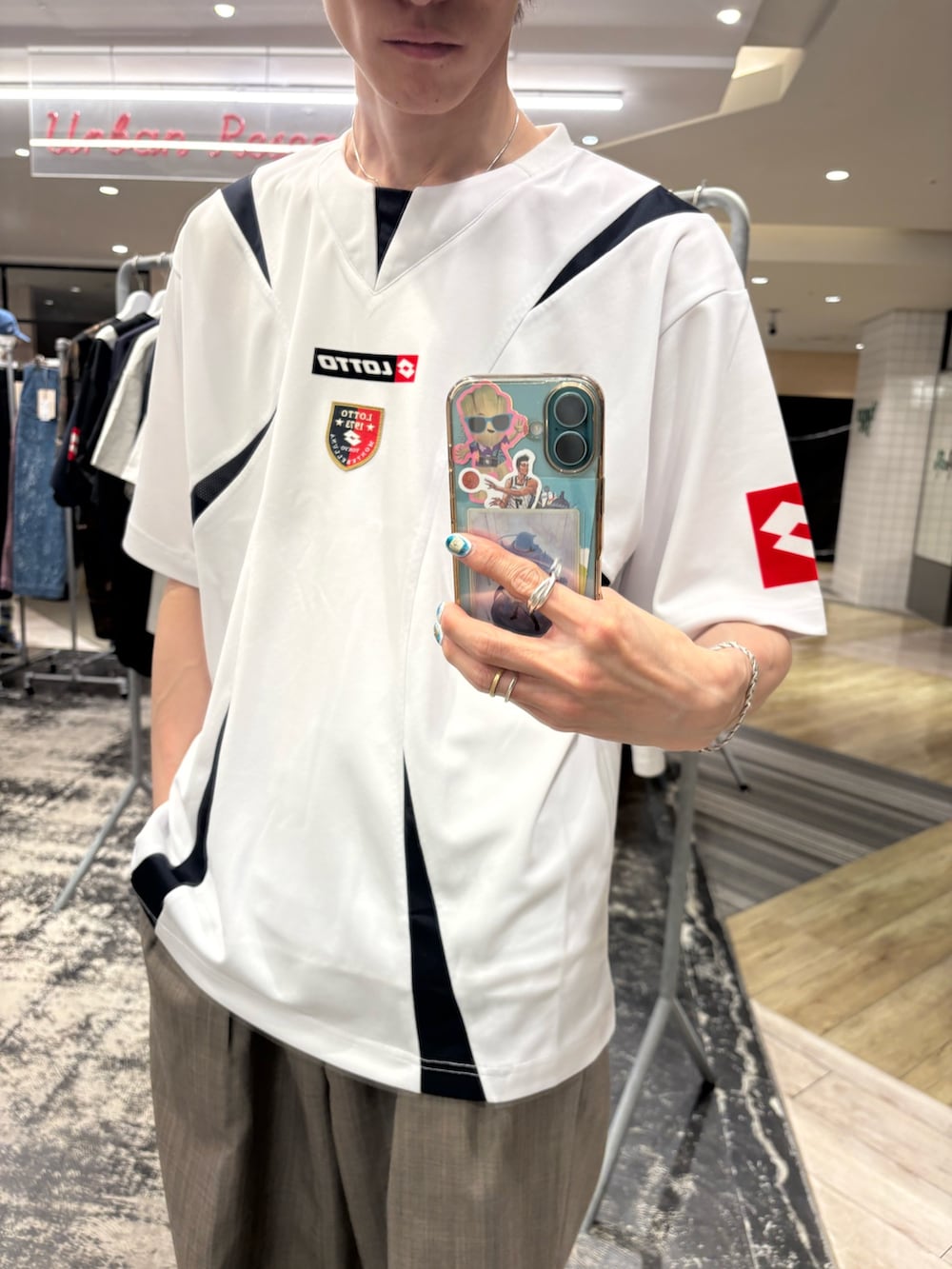 ホワイト系のTシャツ/カットソー、ブラウン系のその他パンツ、シルバー系のスニーカーを着用したメンズの夏コーディネートの2枚目の写真