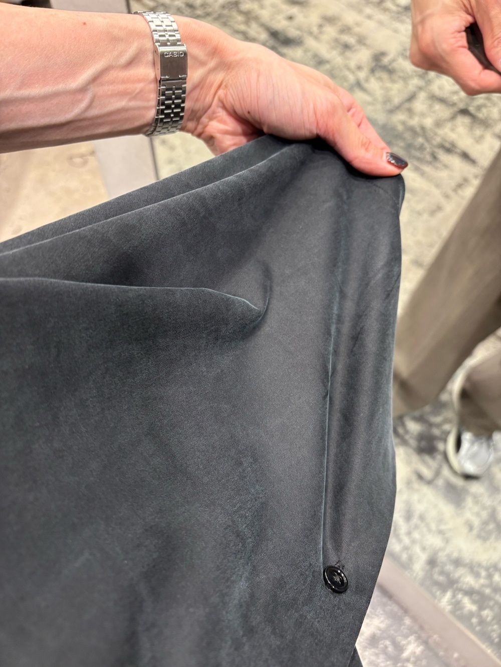 ブラック系のシャツ/ブラウス、ブラウン系のその他パンツ、シルバー系のスニーカーを着用したメンズの夏コーディネートの3枚目の写真