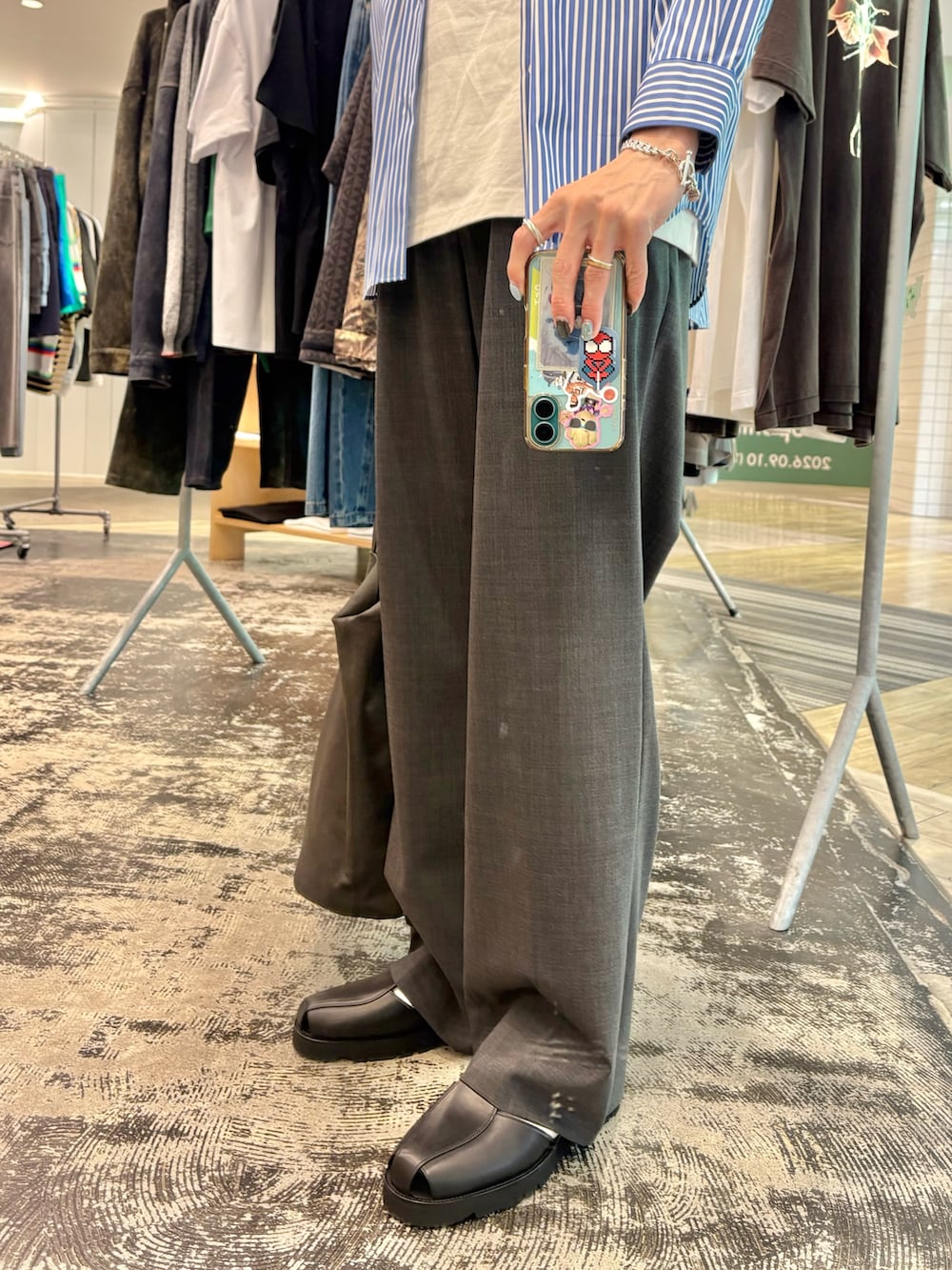 その他のシャツ/ブラウス、グレー系のその他パンツ、その他のTシャツ/カットソーを着用したメンズの夏コーディネートの3枚目の写真